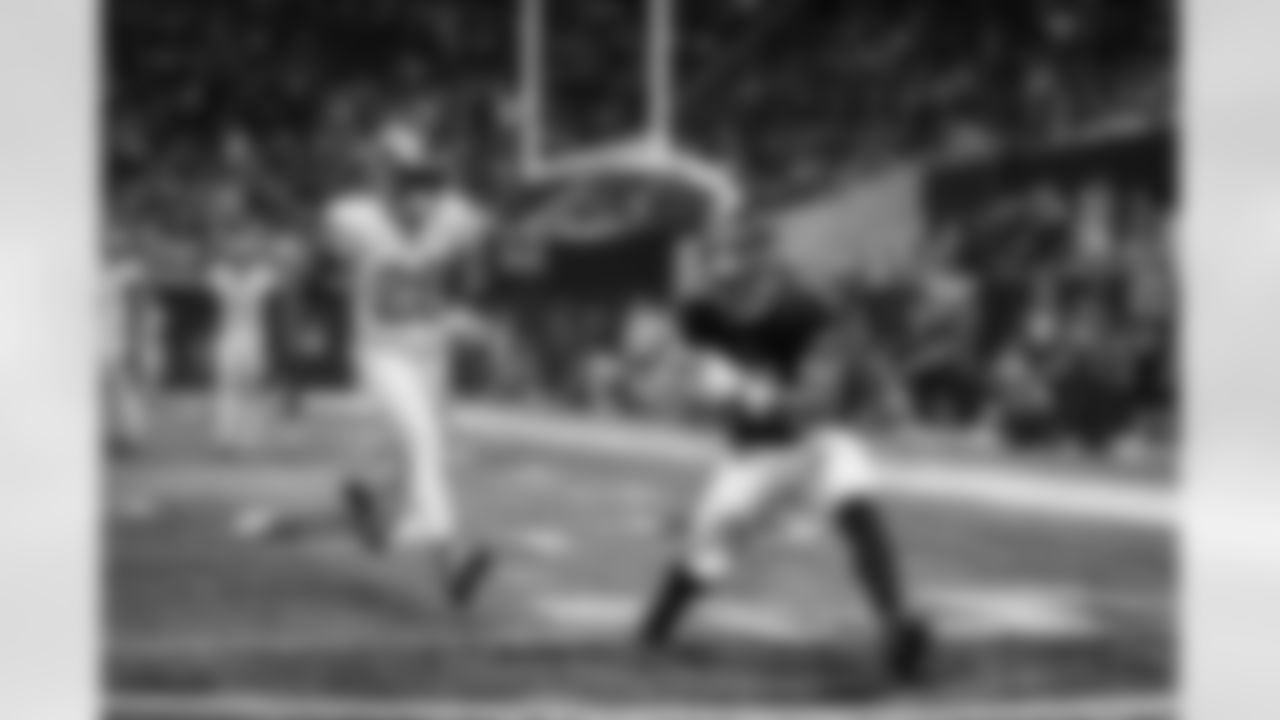 Atlanta Falcons running back Bijan Robinson #7 makes a catch for a touchdown during the Week 17 Game against the Los Angeles Rams at Mercedes-Benz Stadium in Atlanta, Georgia on Monday, December 29, 2025. (Photo by Steven Burroughs/Atlanta Falcons)