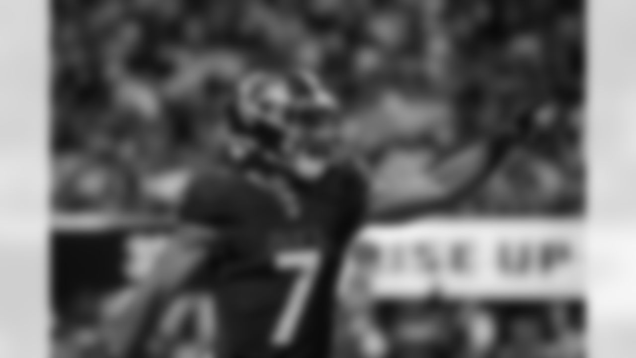 Atlanta Falcons running back Bijan Robinson #7 scores a touchdownduring the Week 4 Game against the Washington Commanders at Mercedes-Benz Stadium in Atlanta, Georgia on Sunday, September 28, 2025. (Photo by Taylor McLaughlin/Atlanta Falcons)