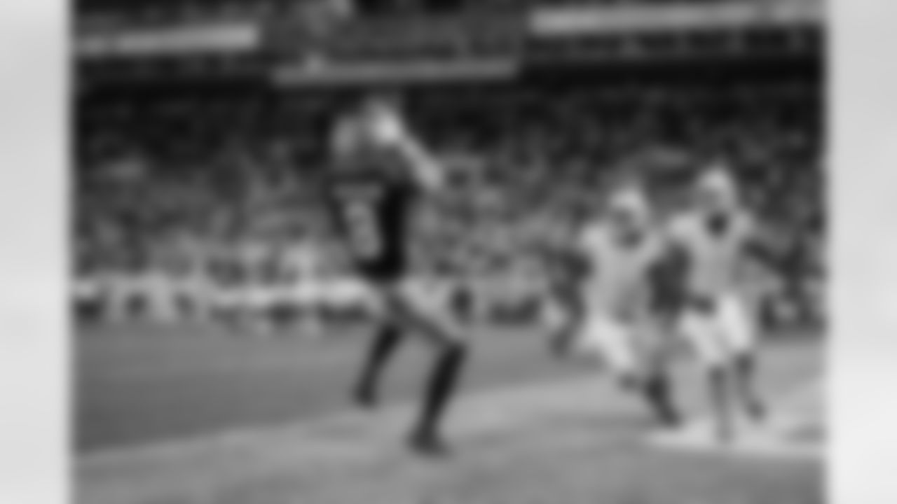 Atlanta Falcons tight end Kyle Pitts Sr. #8 scores a touchdwon during the Week 15 Game against the Tampa Bay Buccaneers at Raymond James Stadium in Tampa, Florida on Thursday, December 11, 2025. (Photo by Mitch Martin/Atlanta Falcons)