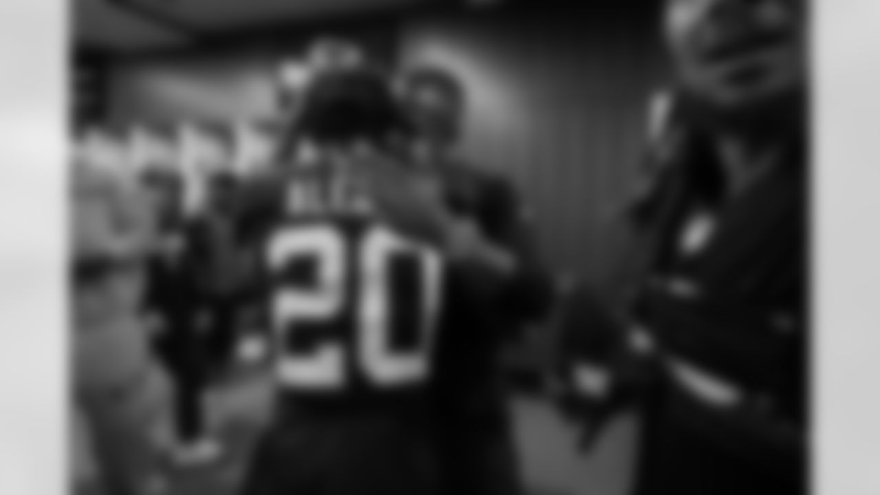 Atlanta Falcons head coach Raheem Morris and Atlanta Falcons cornerback Dee Alford #20 in the locker room after the Week 6 Game against the Buffalo Bills at Mercedes-Benz Stadium in Atlanta, Georgia on Monday, October 13, 2025. (Photo by Jay Bendlin/Atlanta Falcons)