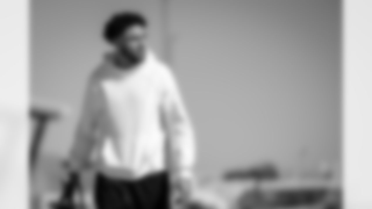 Atlanta Falcons wide receiver Drake London #5 boards the plane at Hartsfield-Jackson International Airport in Atlanta, Ga. on Saturday, November 1, 2025. (Photo by Jay Bendlin/Atlanta Falcons)