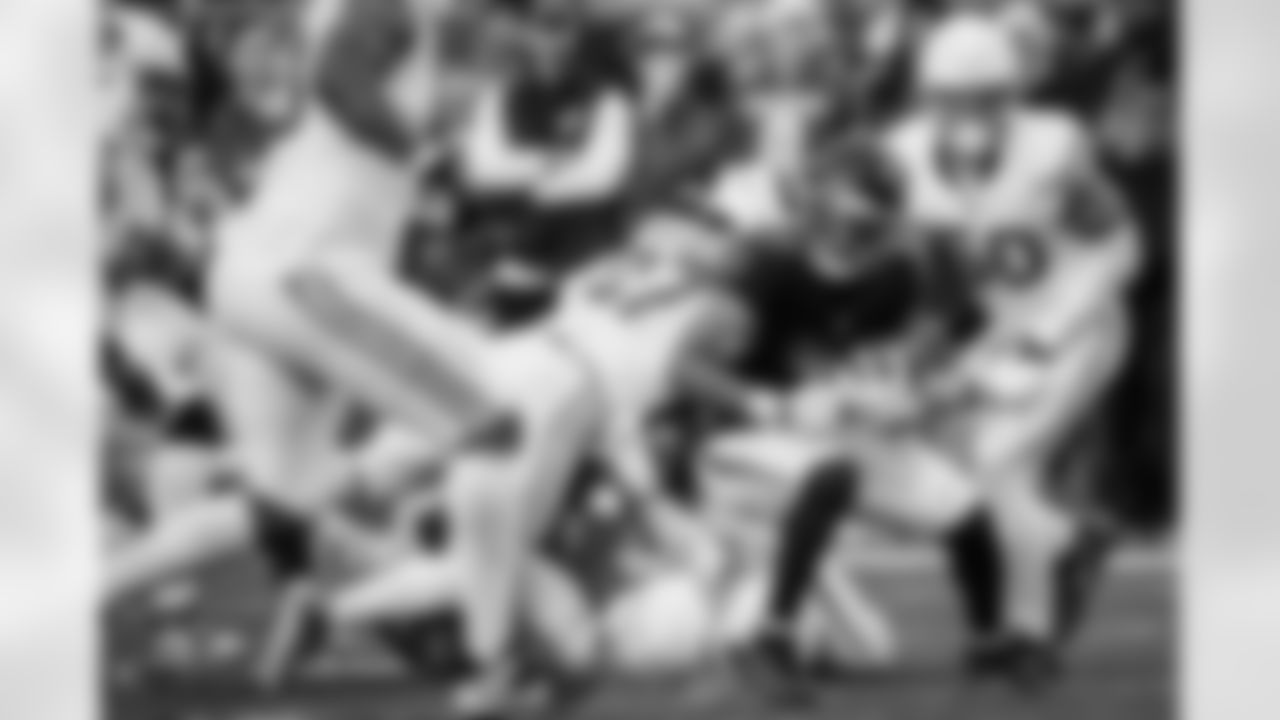 Atlanta Falcons running back Bijan Robinson #7 runs with the ball during the Week 16 Game against the Arizona Cardinals at State Farm Stadium in Glendale, Arizona on Sunday, December 21, 2025. (Photo by Taylor McLaughlin/Atlanta Falcons)