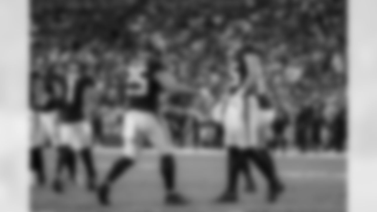 Atlanta Falcons running back Tyler Allgeier #25 celebrates with Atlanta Falcons tight end Teagan Quitoriano #85 after a big play during the Week 16 Game against the Arizona Cardinals at State Farm Stadium in Glendale, Arizona on Sunday, December 21, 2025. (Photo by Taylor McLaughlin/Atlanta Falcons)