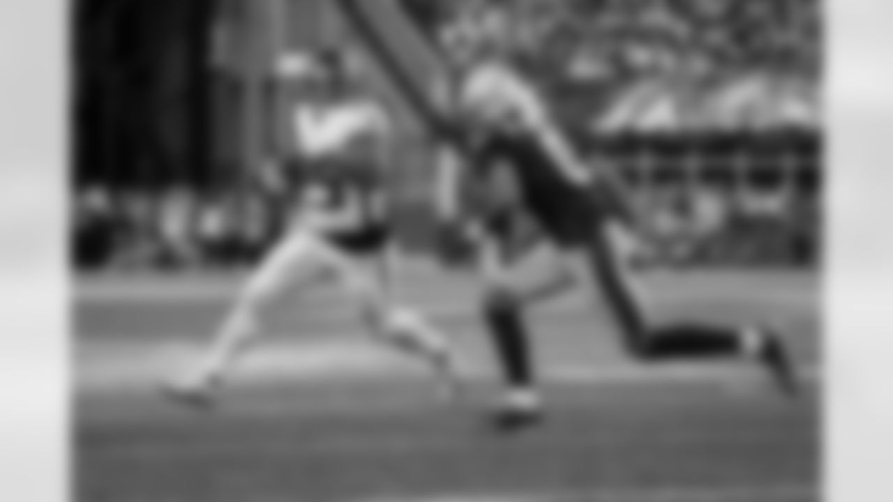 Atlanta Falcons running back Tyler Allgeier #25 rushes during the fourth quarter of the Week 9 Game against the New England Patriots at Gillette Stadium in Foxborough, Massachusetts on Sunday, November 2, 2025. (Photo by Taylor McLaughlin/Atlanta Falcons)