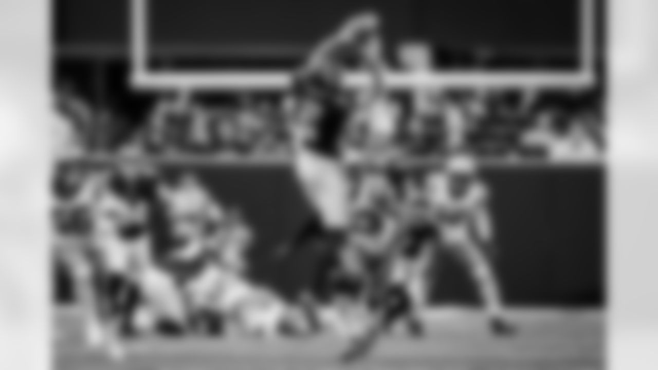 Atlanta Falcons wide receiver Drake London #5 makes a catch during the Week 11 Game against the Carolina Panthers at Mercedes-Benz Stadium in Atlanta, Georgia on Sunday, November 16, 2025. (Photo by Taylor McLaughlin/Atlanta Falcons)