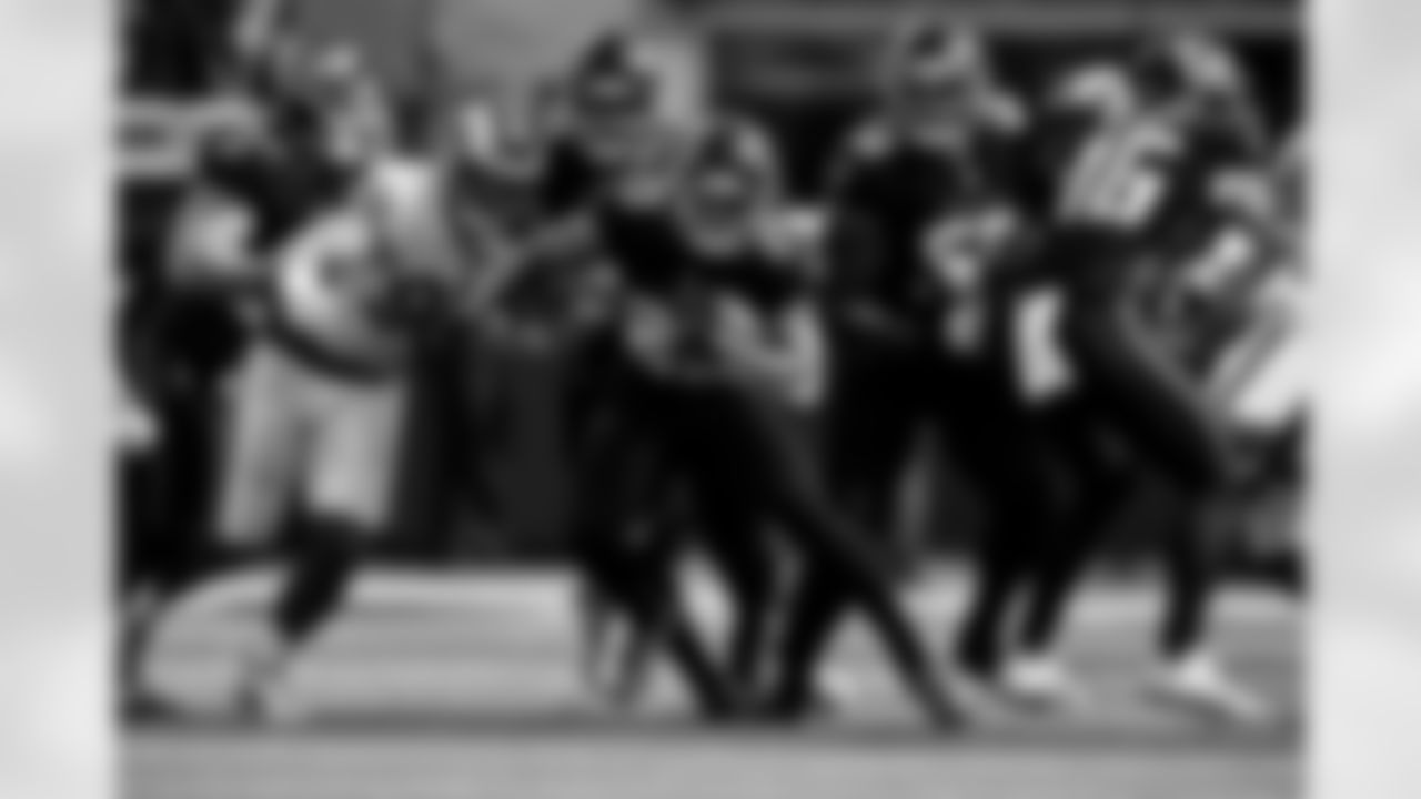 Atlanta Falcons running back Tyler Allgeier #25 rushes against the Los Angeles Rams at SoFi Stadium in Inglewood, California on Sunday, September 18, 2022. (Photo by Brandon Magnus/Atlanta Falcons)