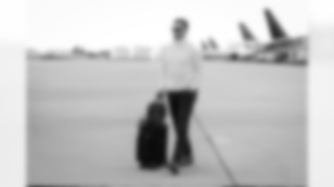 Atlanta Falcons quarterback Kirk Cousins #18 boards the plane at Hartsfield-Jackson International Airport in Atlanta, Ga. on Taylor McLaughlin/Atlanta Falcons)