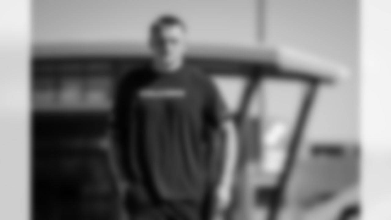 Atlanta Falcons tight end Teagan Quitoriano #85 boards the plane at Hartsfield-Jackson International Airport in Atlanta, Ga. on Saturday, November 1, 2025. (Photo by Jay Bendlin/Atlanta Falcons)