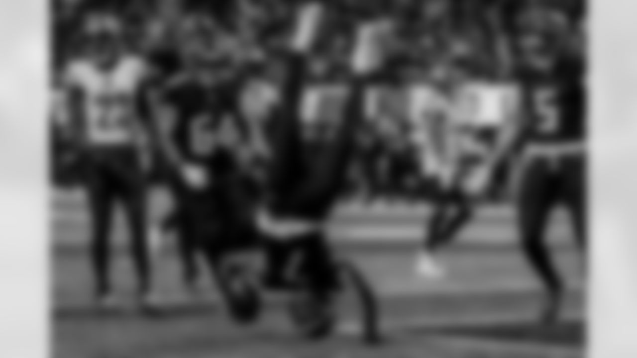 Atlanta Falcons running back Bijan Robinson #7 scores a touchdown during the Week 4 Game against the Washington Commanders at Mercedes-Benz Stadium in Atlanta, Ga. on Sunday, September 28, 2025. (Photo by Taylor McLaughlin/Atlanta Falcons)