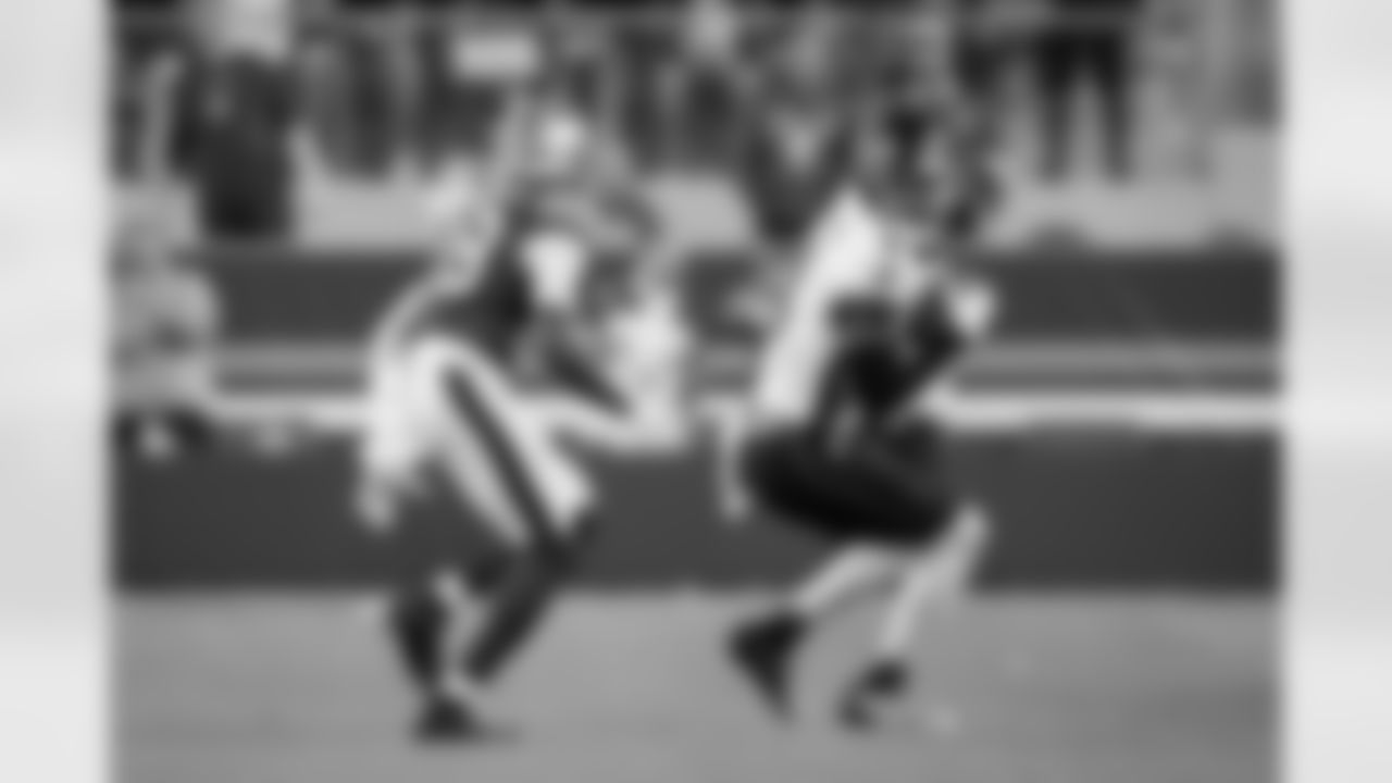 Atlanta Falcons tight end Kyle Pitts Sr. #8 runs with the ball during the Week 7 Game against the San Francisco 49ers at Levi's Stadium in Santa Clara, California on Sunday, October 19, 2025. (Photo by Taylor McLaughlin/Atlanta Falcons)