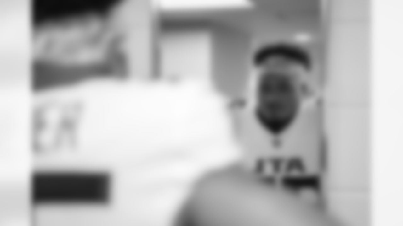 Atlanta Falcons running back Tyler Allgeier #25 gets ready in the locker room before the Week 9 Game against the New England Patriots at Gillette Stadium in Foxborough, Massachusetts on Sunday, November 2, 2025. (Photo by Jay Bendlin/Atlanta Falcons)