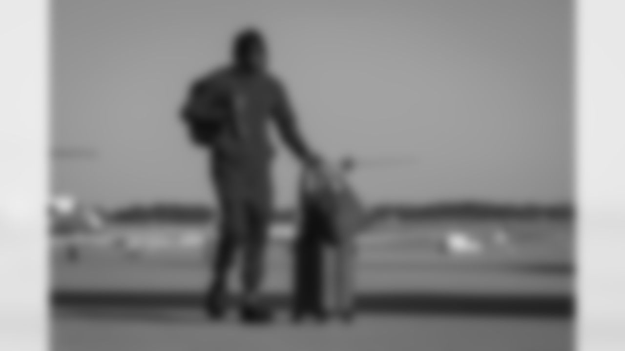 Atlanta Falcons quarterback Michael Penix Jr. #9 boards the plane at Hartsfield-Jackson International Airport in Atlanta, Ga. on Saturday, November 6, 2025. (Photo by Taylor McLaughlin/Atlanta Falcons)