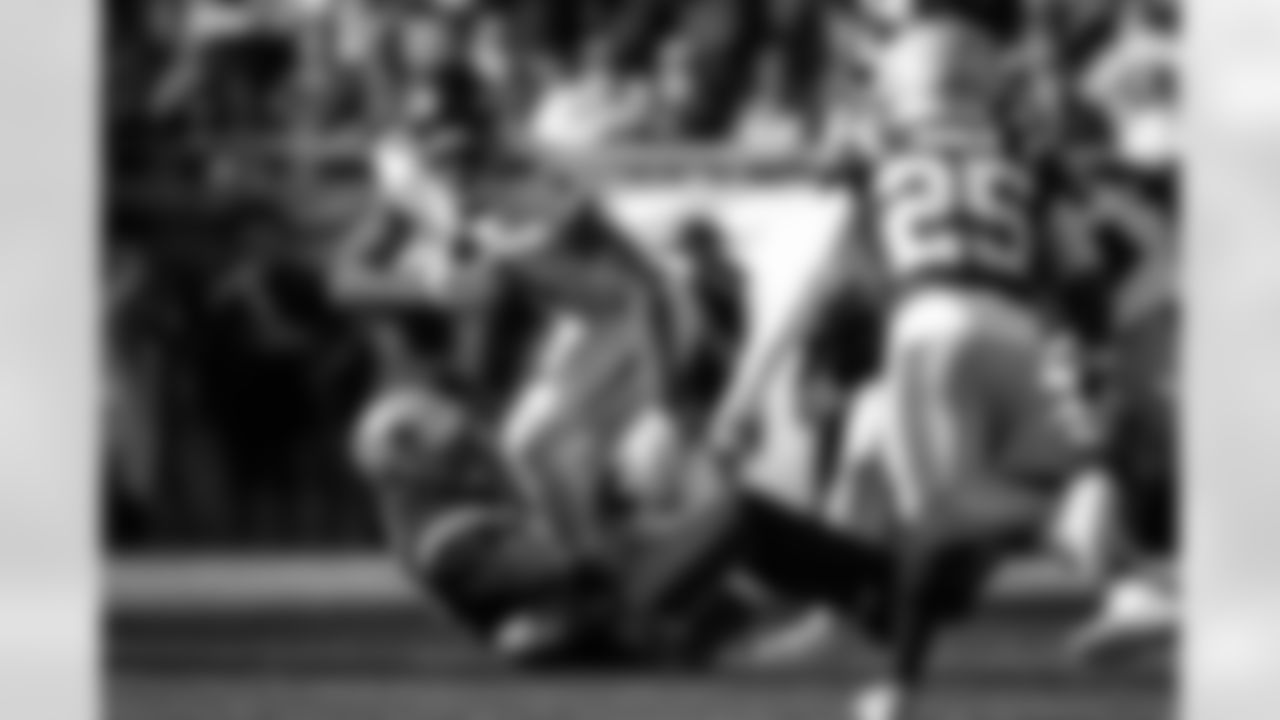 Atlanta Falcons tight end Kyle Pitts Sr. #8 runs after a catch during the second quarter of the Week 9 Game against the New England Patriots at Gillette Stadium in Foxborough, Massachusetts on Sunday, November 2, 2025. (Photo by Taylor McLaughlin/Atlanta Falcons)