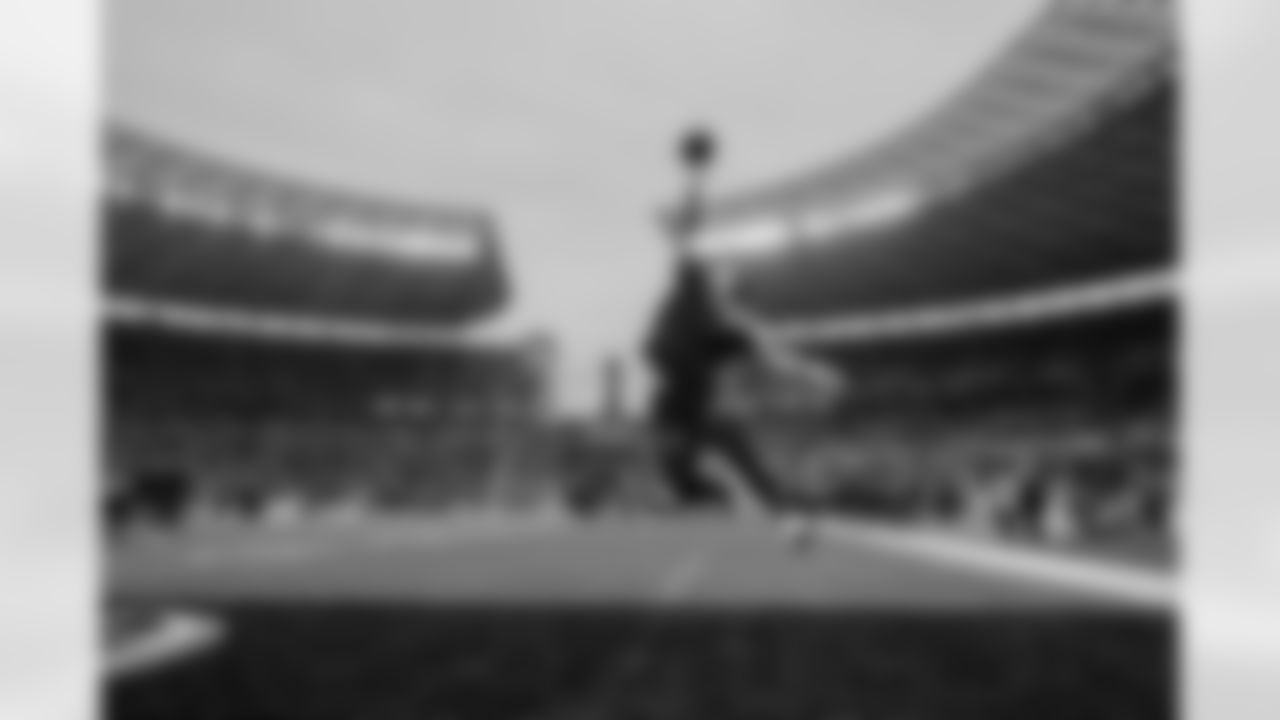 Atlanta Falcons wide receiver Casey Washington #82 warms up prior to the Week 10 Game against the Indianapolis Colts at Olympic Stadium in Berlin, Germany on Sunday, November 9, 2025. (Photo by Taylor McLaughlin/Atlanta Falcons)