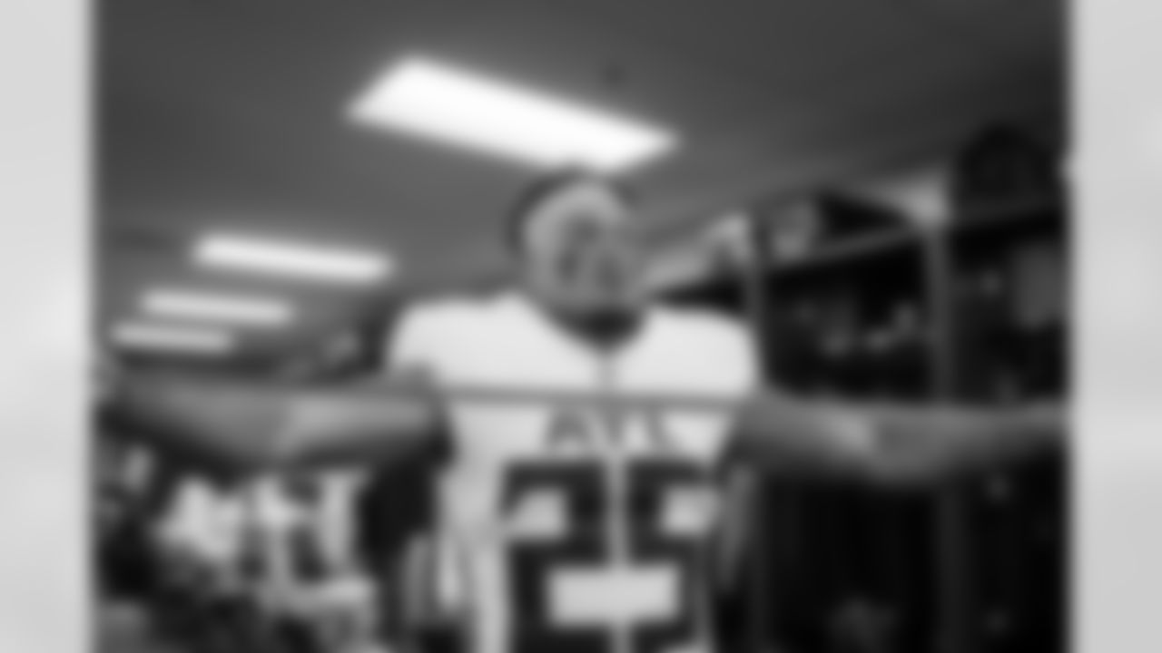 Atlanta Falcons running back Tyler Allgeier #25 gets ready in the locker room before the Week 9 Game against the New England Patriots at Gillette Stadium in Foxborough, Massachusetts on Sunday, November 2, 2025. (Photo by Jay Bendlin/Atlanta Falcons)