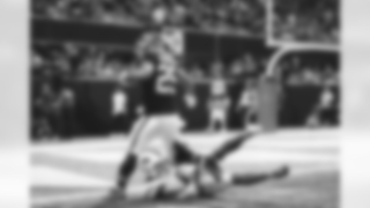 Atlanta Falcons running back Tyler Allgeier #25 scores a touchdown during the Week 6 Game against the Buffalo Bills at Mercedes-Benz Stadium in Atlanta, Ga. on Monday, October 13, 2025. (Photo by Brandon Magnus/Atlanta Falcons)