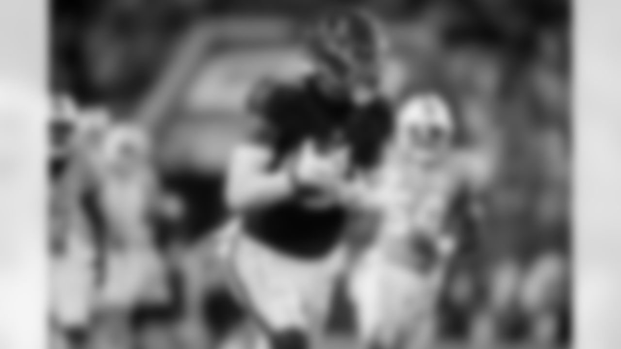 Atlanta Falcons tight end Kyle Pitts Sr. #8 runs the ball during the Week 15 Game against the Tampa Bay Buccaneers at Raymond James Stadium in Tampa, Florida on Thursday, December 11, 2025. (Photo by Taylor McLaughlin/Atlanta Falcons)