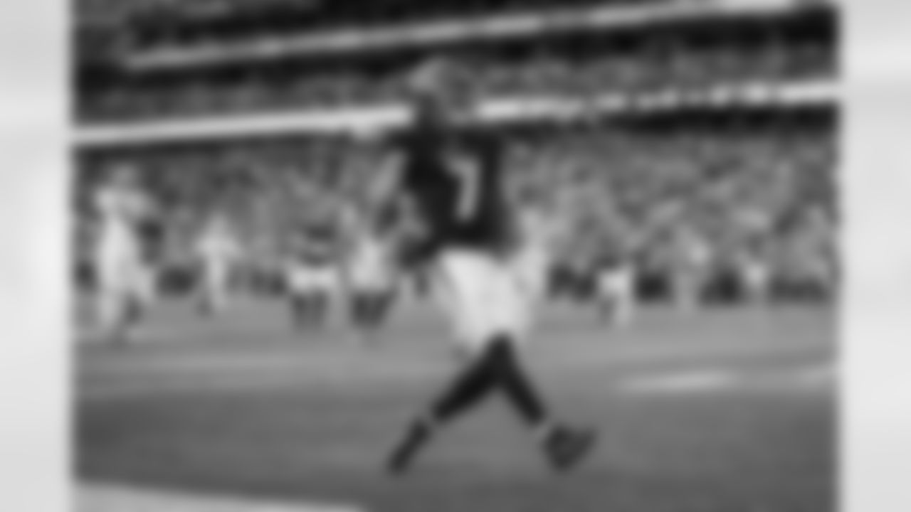 Atlanta Falcons running back Bijan Robinson #7 scores a touchdown during the Week 16 Game against the Arizona Cardinals at State Farm Stadium in Glendale, Arizona on Sunday, December 21, 2025. (Photo by Taylor McLaughlin/Atlanta Falcons)