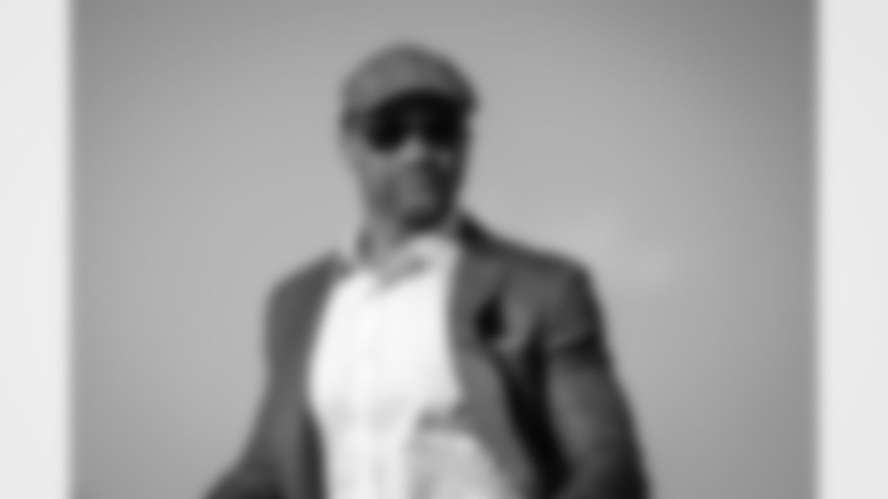 Atlanta Falcons general manager Terry Fontenot boards the plane at Hartsfield-Jackson International Airport in Atlanta, Ga. on Saturday, November 22, 2025. (Photo by Jay Bendlin/Atlanta Falcons)