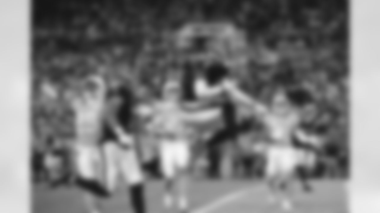 Atlanta Falcons tight end Kyle Pitts Sr. #8 scores a touchdown during the Week 15 Game against the Tampa Bay Buccaneers at Raymond James Stadium in Tampa, Florida on Thursday, December 11, 2025. (Photo by Brandon Magnus/Atlanta Falcons)