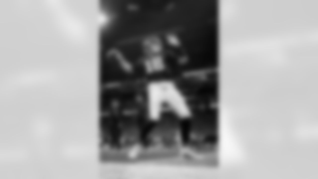 Atlanta Falcons quarterback Kirk Cousins #18 warms up before the Week 17 Game against the Los Angeles Rams at Mercedes-Benz Stadium in Atlanta, Georgia on Monday, December 29, 2025. (Photo by AJ Reynolds/Atlanta Falcons)