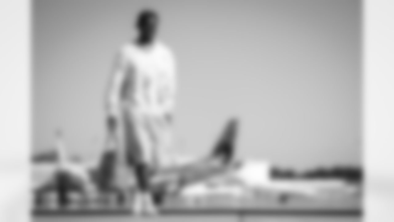 Atlanta Falcons edge rusher James Pearce Jr. #27 boards the plane at Hartsfield-Jackson International Airport in Atlanta, Ga. on Saturday, November 1, 2025. (Photo by Jay Bendlin/Atlanta Falcons)