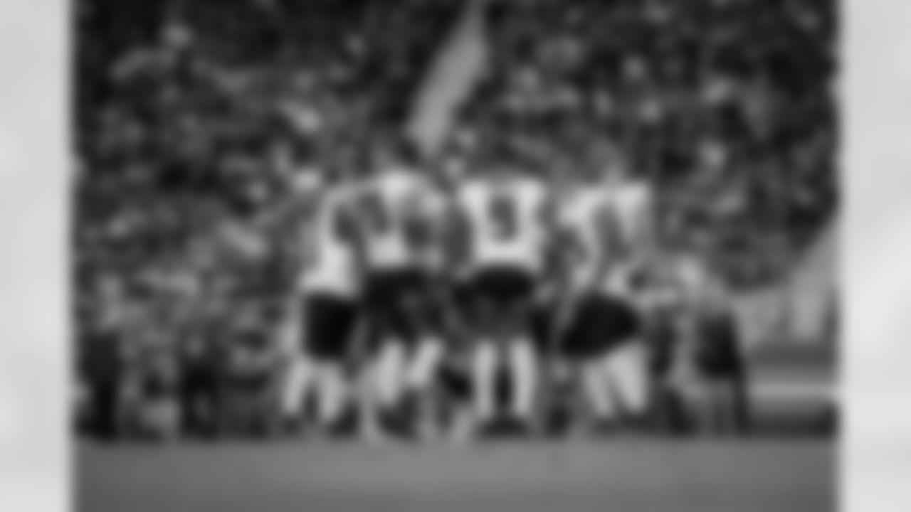 Atlanta Falcons huddle during the Week 7 Game against the San Francisco 49ers at Levi's Stadium in Santa Clara, California on Sunday, October 19, 2025. (Photo by Taylor McLaughlin/Atlanta Falcons)