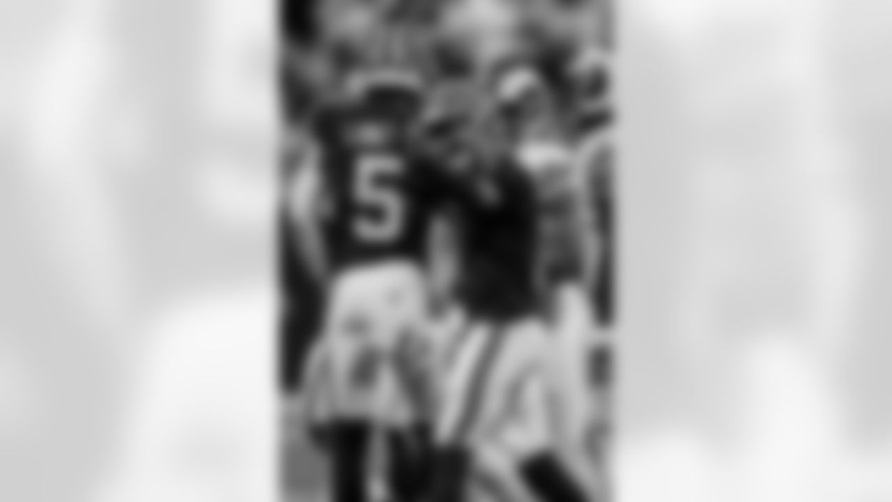 Atlanta Falcons wide receiver Darnell Mooney #1 reacts during the Week 17 Game against the Los Angeles Rams at Mercedes-Benz Stadium in Atlanta, Georgia on Monday, December 29, 2025. (Photo by Taylor McLaughlin/Atlanta Falcons)