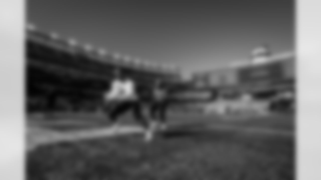 Atlanta Falcons running back Bijan Robinson #7 warms up prior to the Week 9 Game against the New England Patriots at Gillette Stadium in Foxborough, Massachusetts on Sunday, November 2, 2025. (Photo by Taylor McLaughlin/Atlanta Falcons)