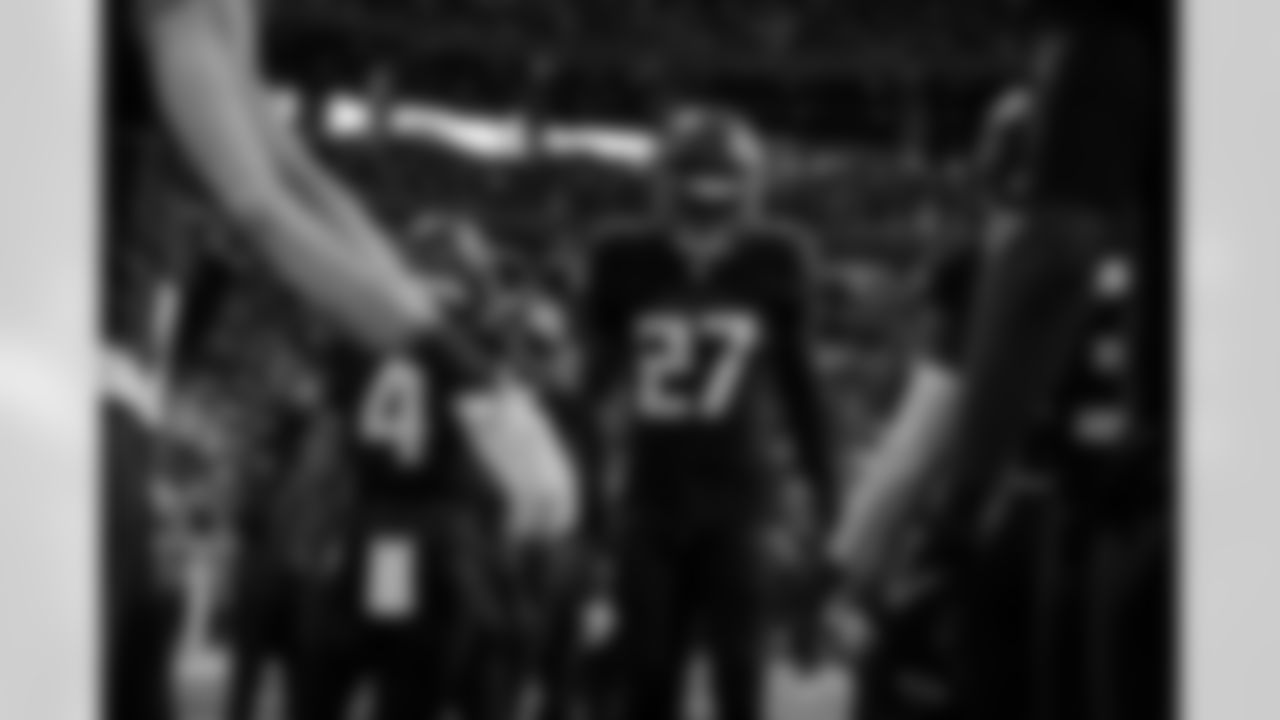 Atlanta Falcons edge rusher James Pearce Jr. #27 runs out before the Week 8 Game against the Miami Dolphins at Mercedes-Benz Stadium in Atlanta, Georgia on Sunday, October 26, 2025. (Photo by Brandon Magnus/Atlanta Falcons)