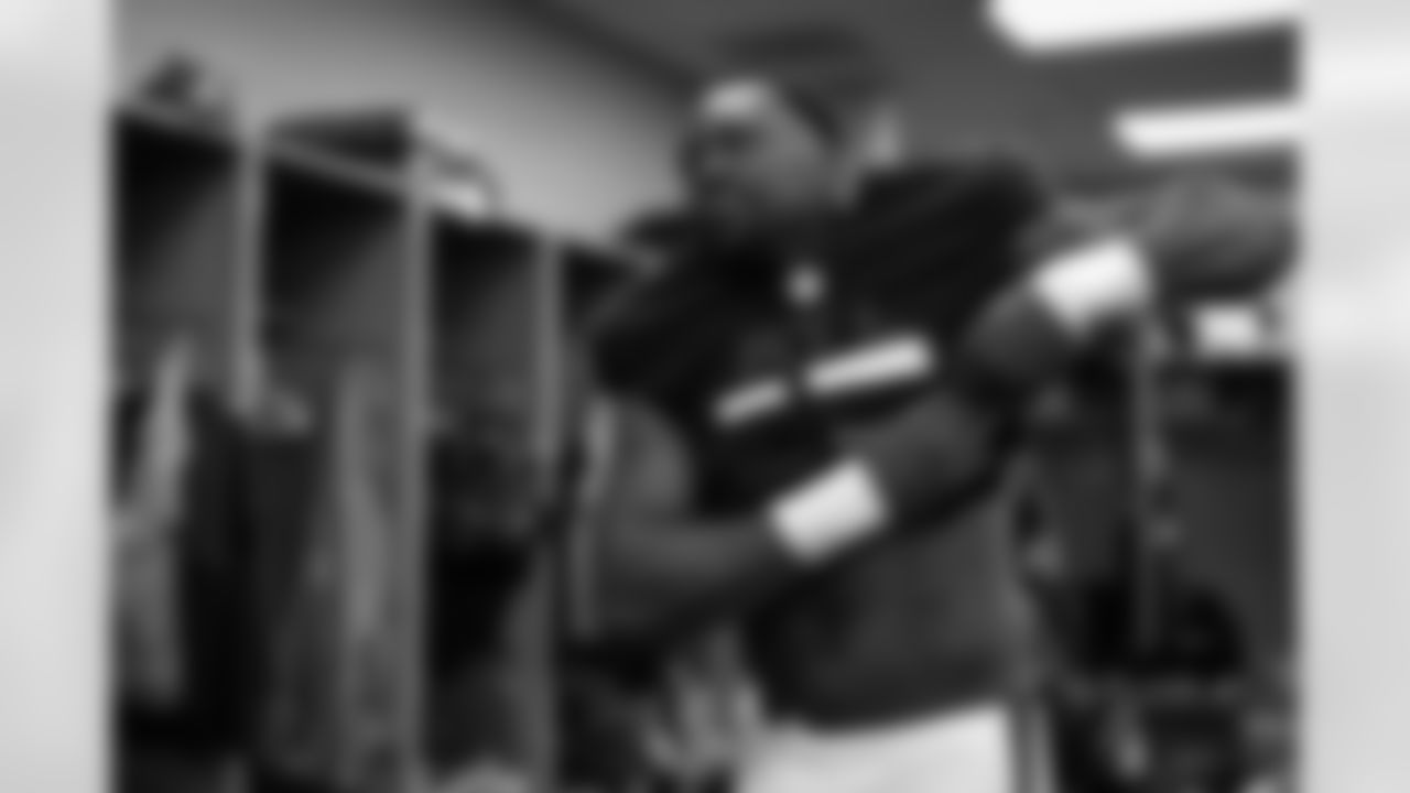 Atlanta Falcons outside linebacker Arnold Ebiketie #17 in the locker room prior to the Week 16 Game against the Arizona Cardinals at State Farm Stadium in Glendale, Arizona on Sunday, December 21, 2025. (Photo by Jay Bendlin/Atlanta Falcons)
