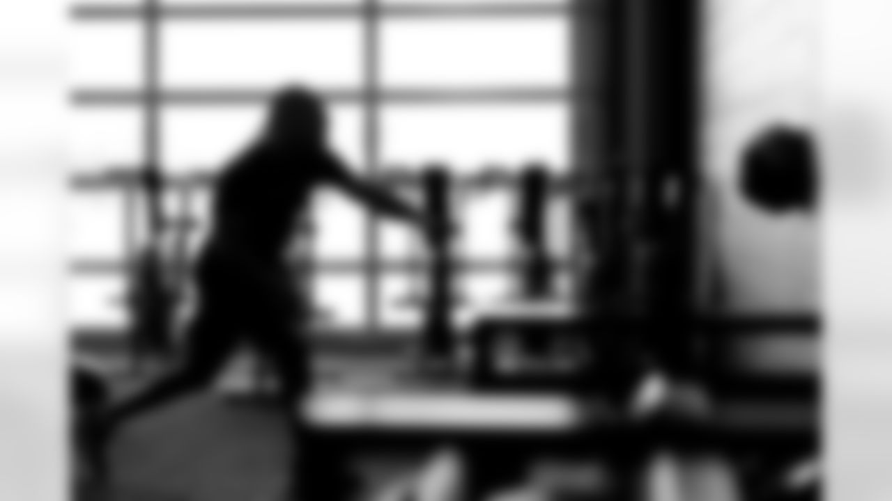 Atlanta Falcons running back Bijan Robinson #7 during team lift at Atlanta Falcons Training Facility in Flowery Branch, Georgia, on Monday, December 8, 2025. (Photo by Taylor McLaughlin/Atlanta Falcons)