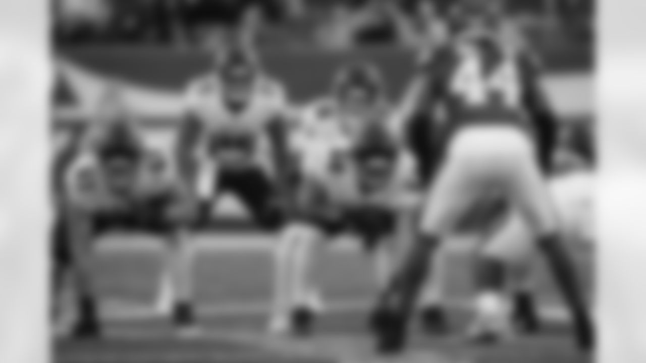 Atlanta Falcons quarterback Kirk Cousins #18 prepares to take a snap during the first quarter of the Week 13 Game against the New York Jets at Metlife Stadium in East Rutherford, New Jersey on Sunday, November 30, 2025. (Photo by Taylor McLaughlin/Atlanta Falcons)
