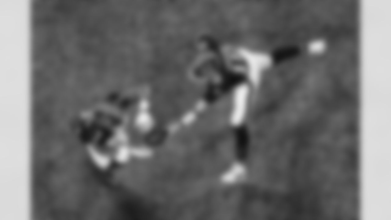 Atlanta Falcons quarterback Kirk Cousins #18 hands the ball to Atlanta Falcons running back Bijan Robinson #7 during the Week 17 Game against the Los Angeles Rams at Mercedes-Benz Stadium in Atlanta, Georgia on Monday, December 29, 2025. (Photo by Kevin Liles/Atlanta Falcons)