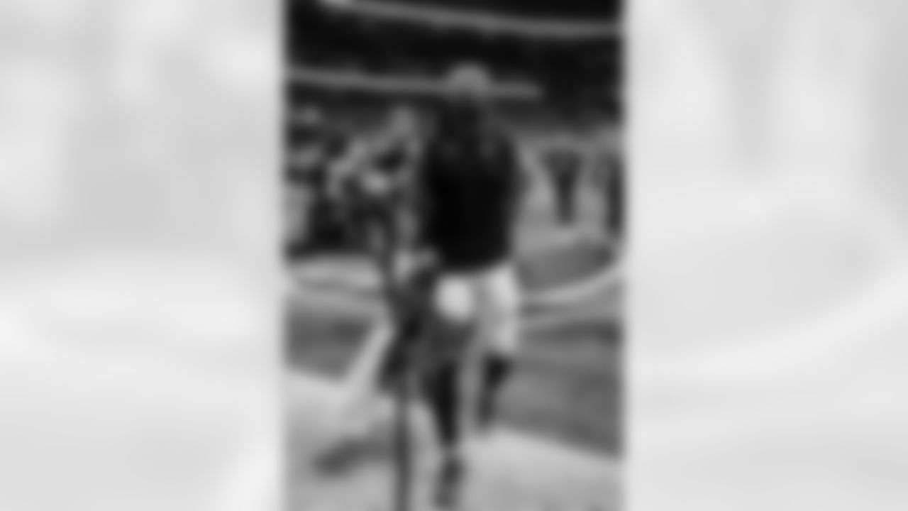 Atlanta Falcons running back Bijan Robinson #7 celebrates a win after the Week 17 Game against the Los Angeles Rams at Mercedes-Benz Stadium in Atlanta, Georgia on Monday, December 29, 2025. (Photo by AJ Reynolds/Atlanta Falcons)