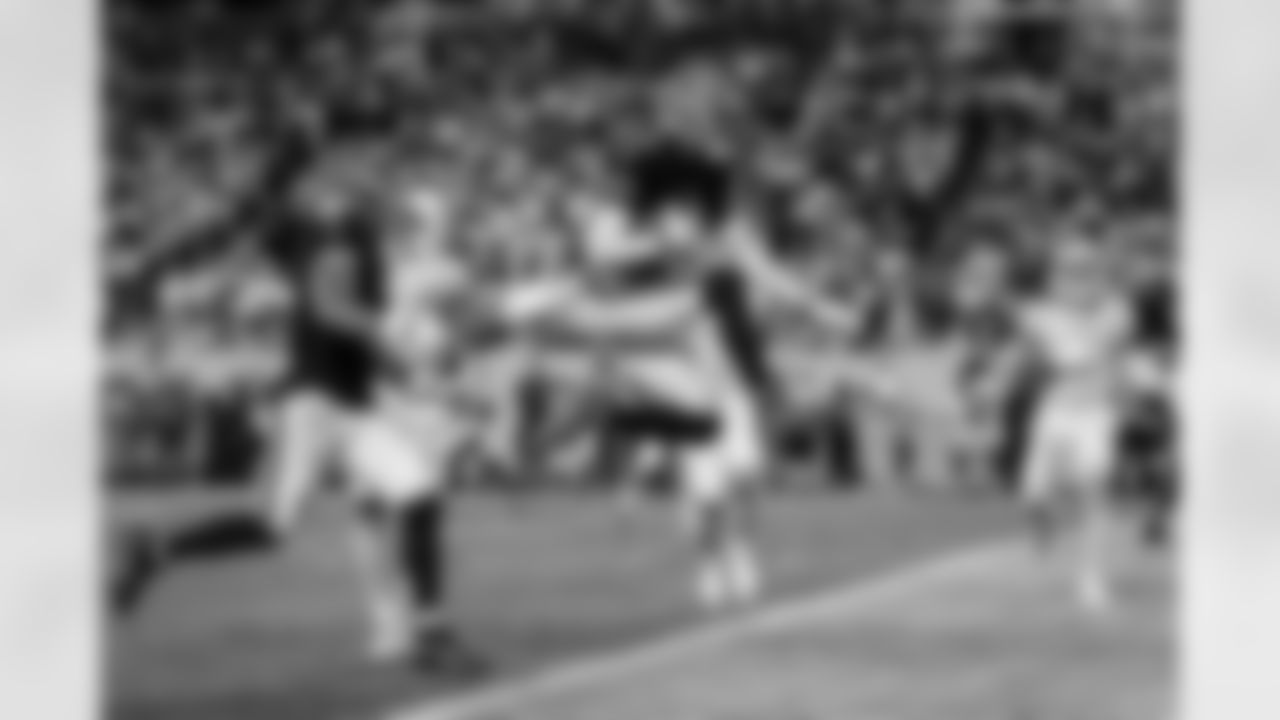 Atlanta Falcons tight end Kyle Pitts Sr. #8 scores a touchdown during the Week 15 Game against the Tampa Bay Buccaneers at Raymond James Stadium in Tampa, Florida on Thursday, December 11, 2025. (Photo by Taylor McLaughlin/Atlanta Falcons)