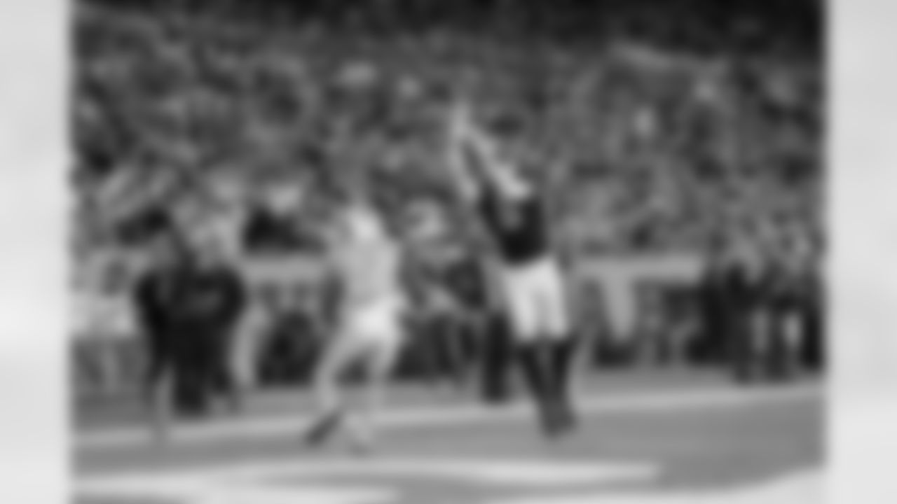 Atlanta Falcons tight end Kyle Pitts Sr. #8 scores a touchdown during the Week 15 Game against the Tampa Bay Buccaneers at Raymond James Stadium in Tampa, Florida on Thursday, December 11, 2025. (Photo by Jay Bendlin/Atlanta Falcons)