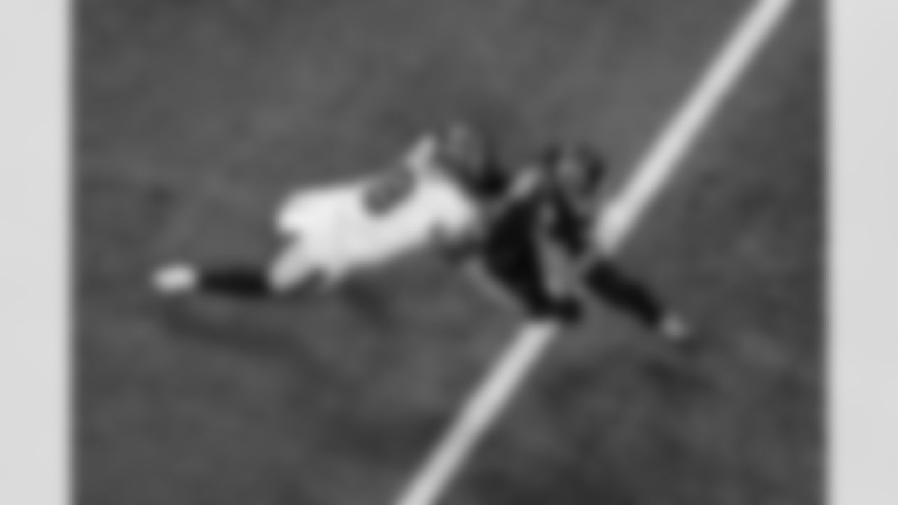 Atlanta Falcons wide receiver Drake London #5 carries the ball during the Week 1 Game against the Tampa Bay Buccaneers at Mercedes-Benz Stadium in Atlanta, Georgia on Sunday, September 7, 2025. (Photo by Brandon Magnus/Atlanta Falcons)