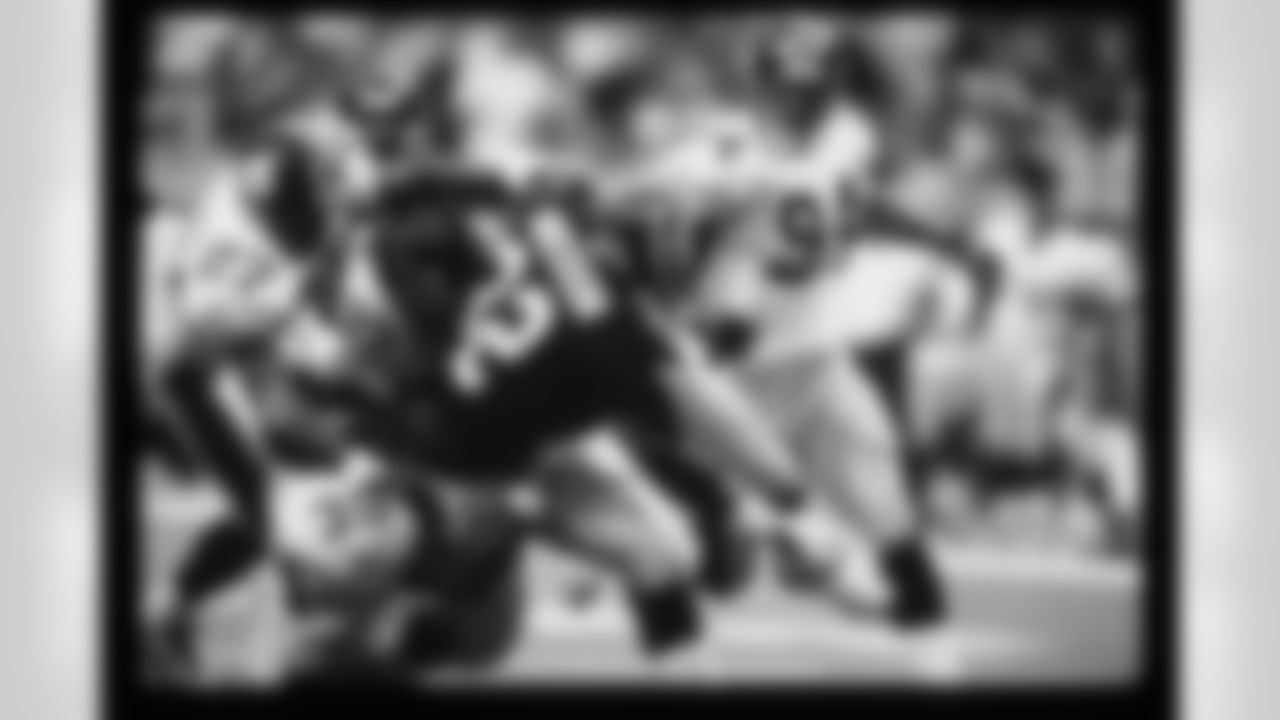Atlanta Falcons running back Jamal Anderson #32 during the game in Atlanta against the Pittsburgh Steelers on October 27, 1996. (Photo by Jimmy Cribb)