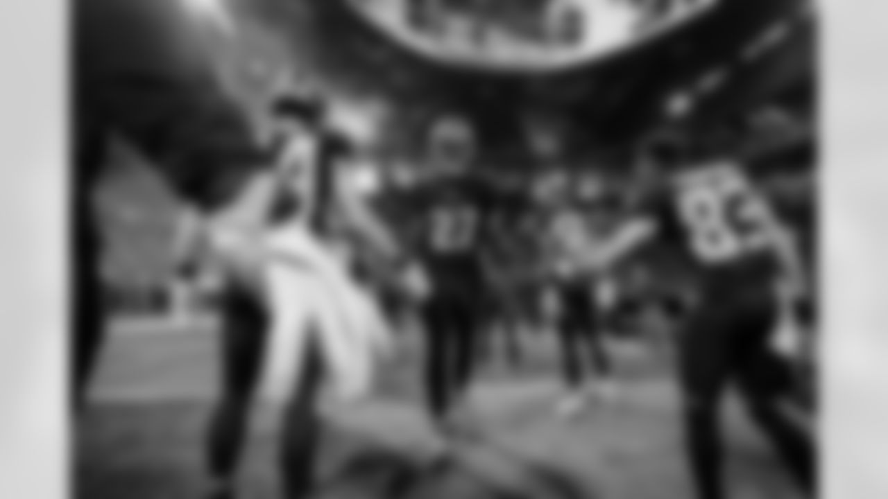 Atlanta Falcons edge rusher James Pearce Jr. #27 runs onto the field before the Week 18 Game against the New Orleans Saints at Mercedes-Benz Stadium in Atlanta, Georgia on Sunday, January 4, 2026. (Photo by Matthew Grimes/Atlanta Falcons)