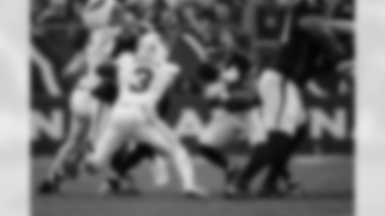 Atlanta Falcons running back Bijan Robinson #7 carries the ball during the first quarter of the Week 16 Game against the Arizona Cardinals at State Farm Stadium in Glendale, Arizona on Sunday, December 21, 2025. (Photo by Jay Bendlin/Atlanta Falcons)