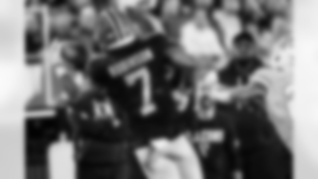 Atlanta Falcons running back Bijan Robinson #7 attempts a catch during the Week 15 Game against the Tampa Bay Buccaneers at Raymond James Stadium in Tampa, Florida on Thursday, December 11, 2025. (Photo by Jay Bendlin/Atlanta Falcons)