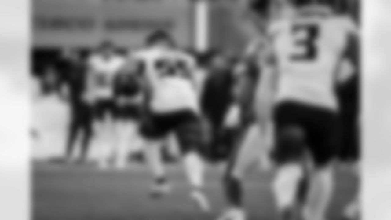 Atlanta Falcons inside linebacker Kaden Elliss #55 recovers the ball during the Week 7 Game against the San Francisco 49ers at Levi's Stadium in Santa Clara, California on Sunday, October 19, 2025. (Photo by Donald Miralle/Atlanta Falcons)