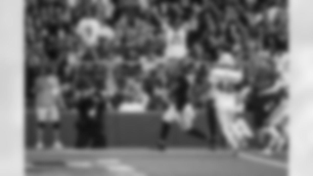 Atlanta Falcons running back Bijan Robinson #7 scores a touchdown during the second quarter of the Week 16 Game against the Arizona Cardinals at State Farm Stadium in Glendale, Arizona on Sunday, December 21, 2025. (Photo by Howard Lao/Atlanta Falcons)