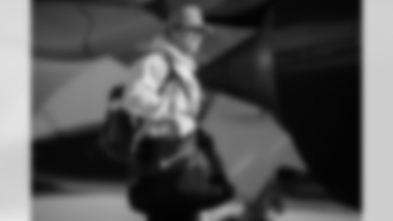 Atlanta Falcons inside linebacker JD Bertrand #40 boards the plane at Hartsfield-Jackson International Airport in Atlanta, Ga. on Saturday, November 6, 2025. (Photo by Taylor McLaughlin/Atlanta Falcons)