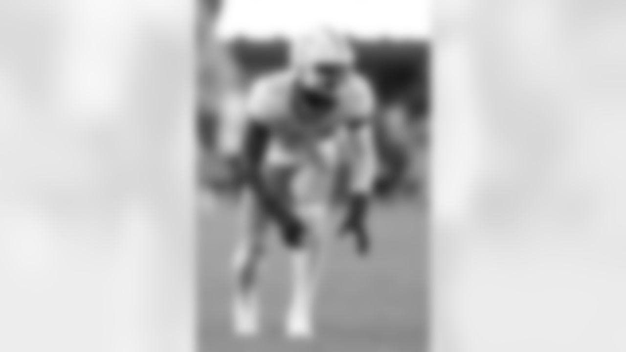 Tennessee defensive lineman James Pearce Jr. (27) lines up for a play during an NCAA football game against Arkansas on Saturday, Oct. 5, 2024, in Fayetteville, Ark. Arkansas won 19-14. (AP Photo/Mike Buscher)
