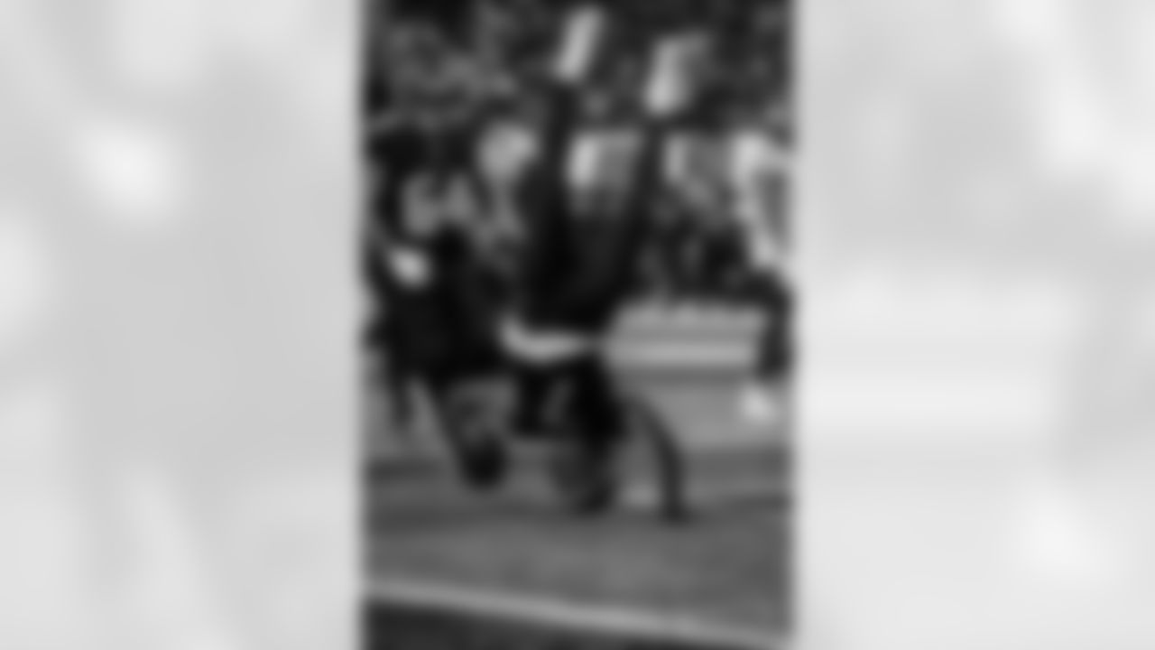 Atlanta Falcons running back Bijan Robinson #7 scores a touchdownduring the Week 4 Game against the Washington Commanders at Mercedes-Benz Stadium in Atlanta, Georgia on Sunday, September 28, 2025. (Photo by Taylor McLaughlin/Atlanta Falcons)