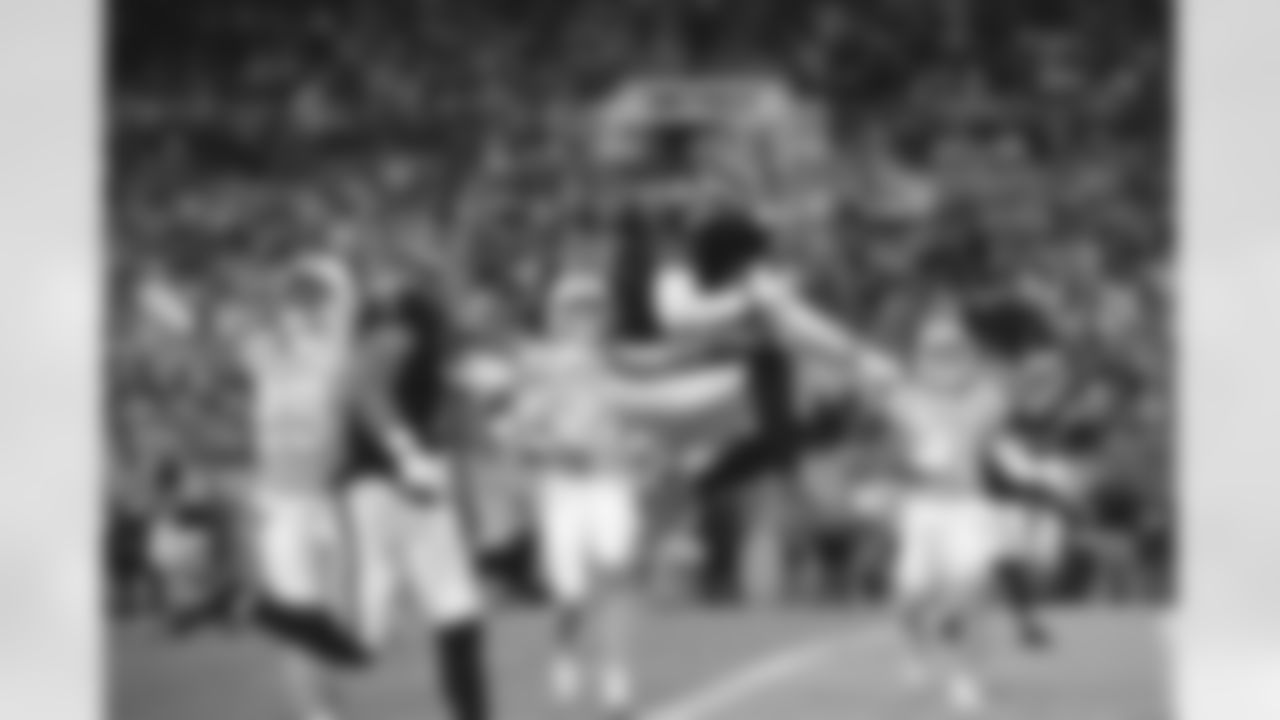 Atlanta Falcons tight end Kyle Pitts Sr. #8 scores a touchdown during the Week 15 Game against the Tampa Bay Buccaneers at Raymond James Stadium in Tampa, Florida on Thursday, December 11, 2025. (Photo by Brandon Magnus/Atlanta Falcons)