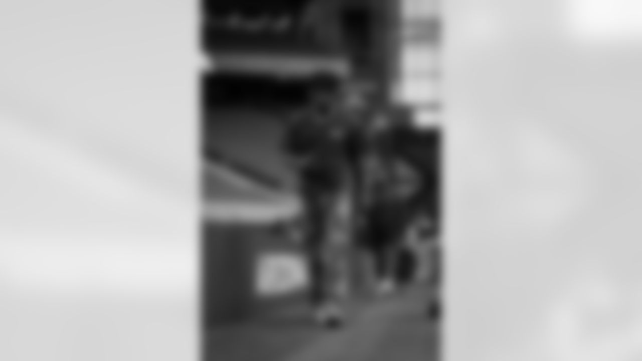 Atlanta Falcons edge rusher Leonard Floyd #56 arrives before the Week 16 Game against the Arizona Cardinals at State Farm Stadium in Glendale, Arizona on Sunday, December 21, 2025. (Photo by Taylor McLaughlin/Atlanta Falcons)