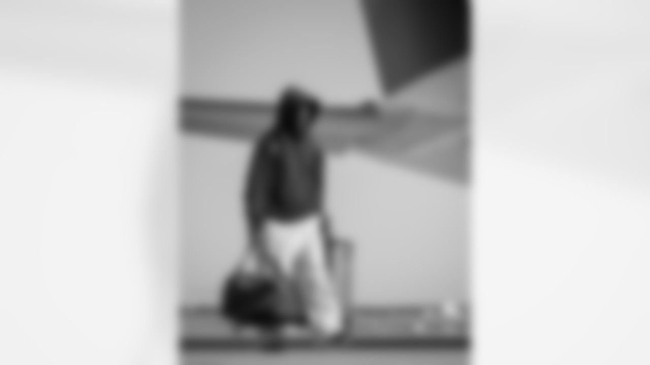 Atlanta Falcons wide receiver Jamal Agnew #14 boards the plane at Hartsfield-Jackson International Airport in Atlanta, Ga. on Saturday, November 6, 2025. (Photo by Taylor McLaughlin/Atlanta Falcons)